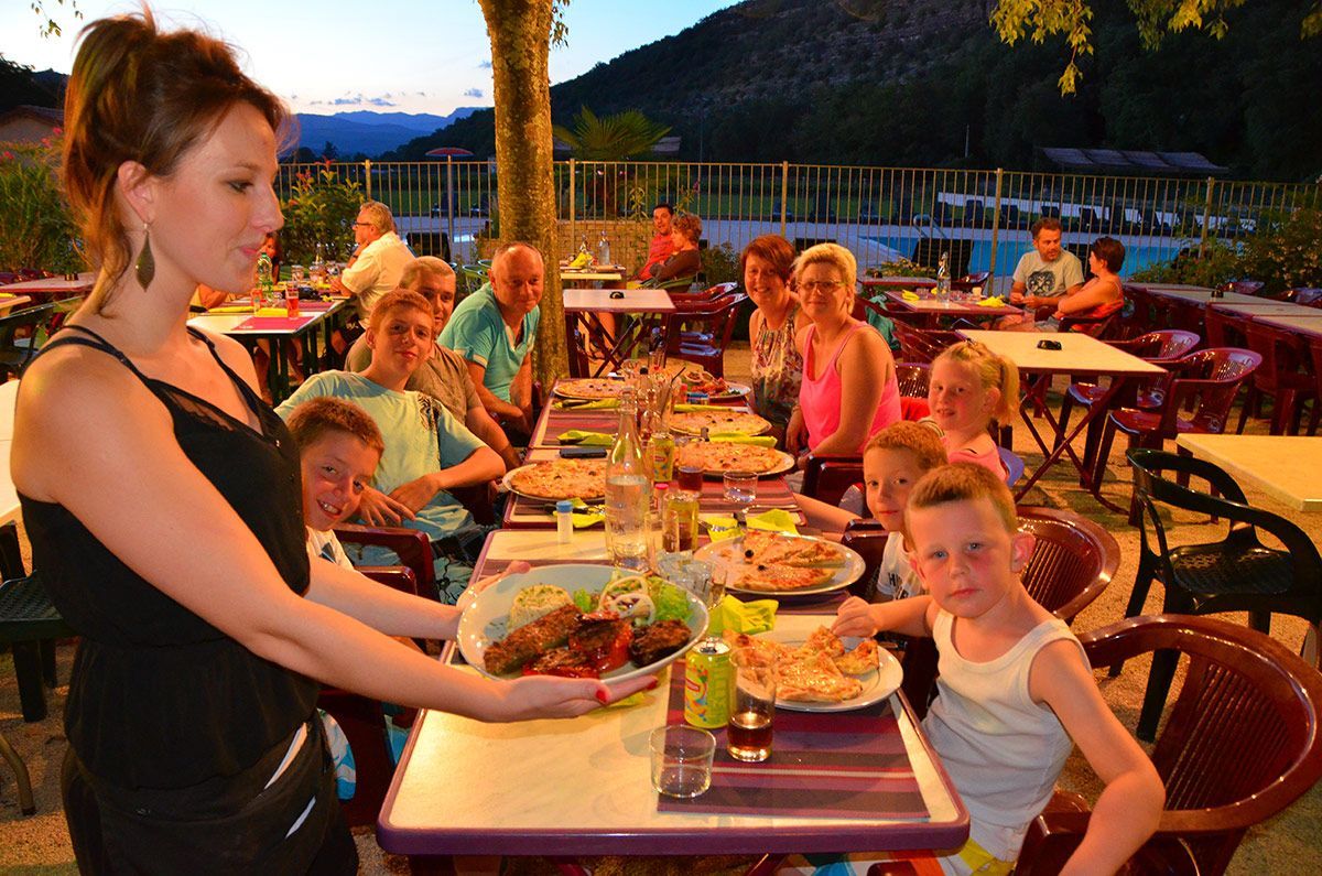 Dîner au restaurant du camping les platanes en Ardèche